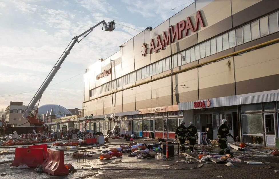 Пожар в тц адмирал. Тц «адмирал» в казани – 19 жертв. Пожар адмирал казань. Торговый центр адмирал казань. Тц «адмирал» в казани – 19 жертв.