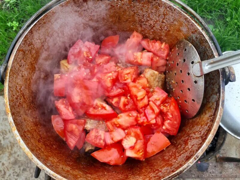 Мясо в казане. Блюда в казане на костре. Мясо с овощами в казане.