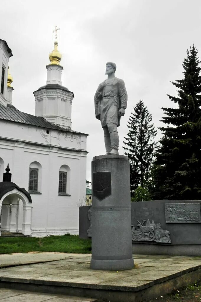 Памятник семену дежневу. Памятник семену дежневу в великом устюге. памятник семёну дежнёву в великом устюге. семён иванович дежнёв памятник в великом устюге. великий устюг памятник дежневу.