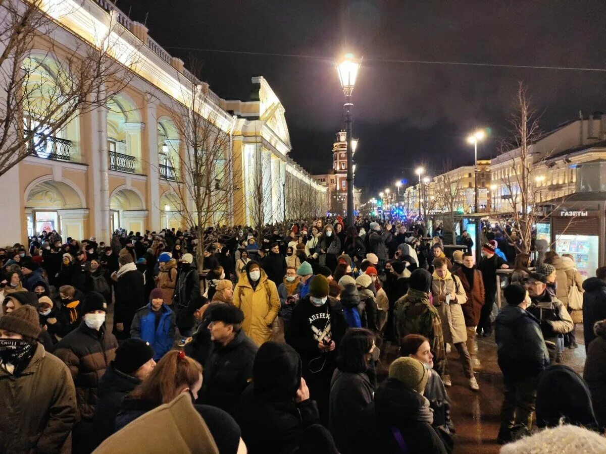 Новости спб февраль 2024. Митинги СПБ Гостиный двор Санкт-Петербург. Митинг Гостиный двор. Протестующие в центре Москвы. Протесты в Петербурге.