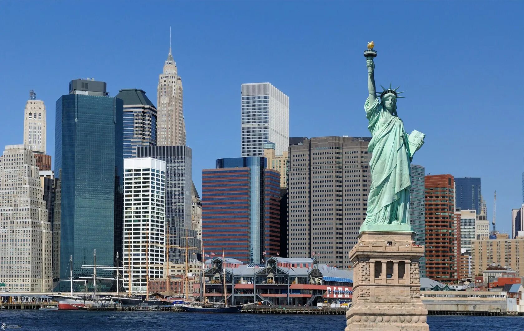 Самый западный город америки. Статуя свободы Нью-Йорк. Нью Йорк статуясвободу. Нью Йорк Манхеттен статуя свободы. НЬЮЙ РРК статуя свободы.