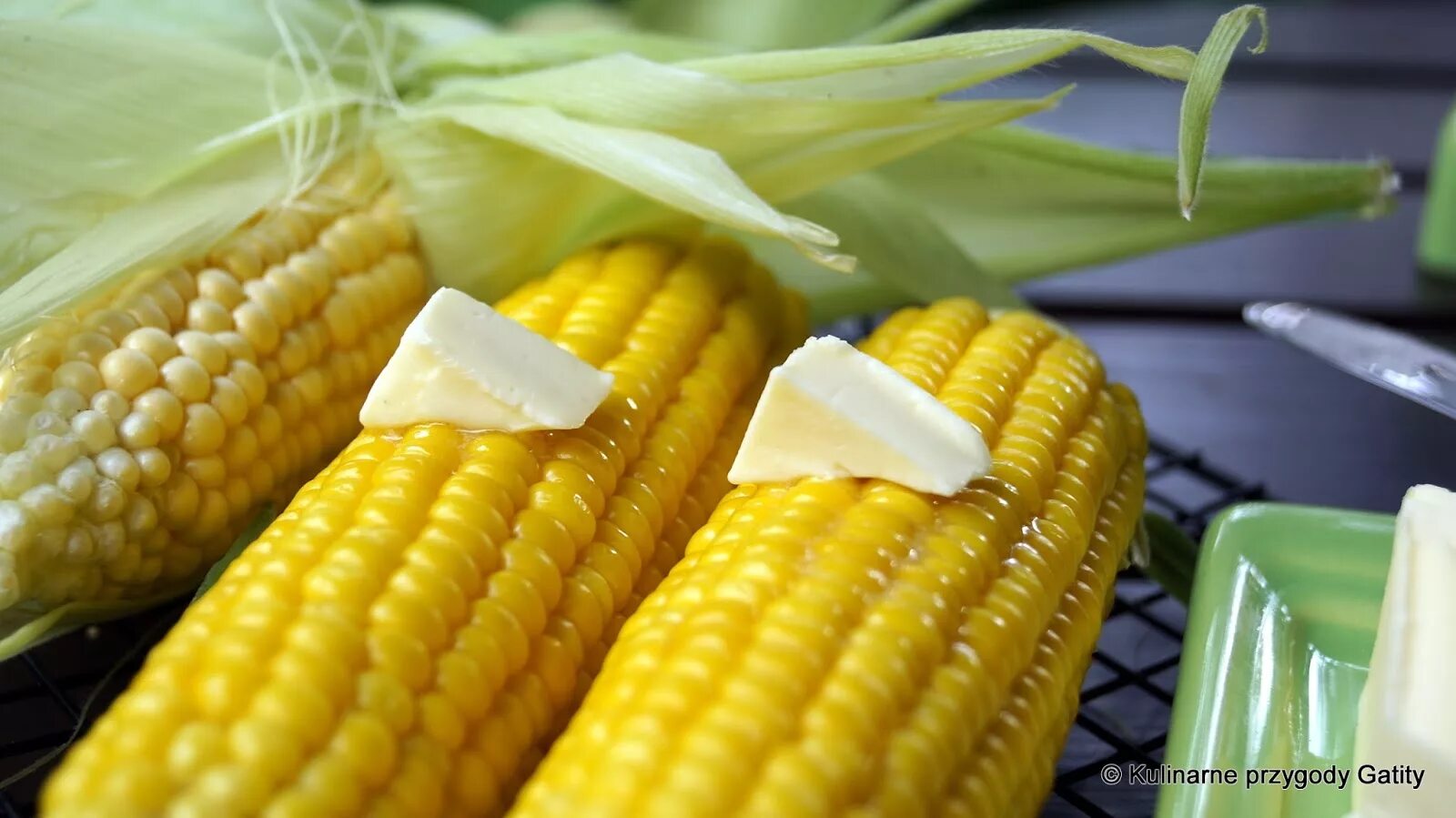 Поставь кукурузу. Кукурузный початок очищенный. Очиститель кукурузных початков. Лопающаяся кукуруза для попкорна. Сладкая вареная кукуруза.