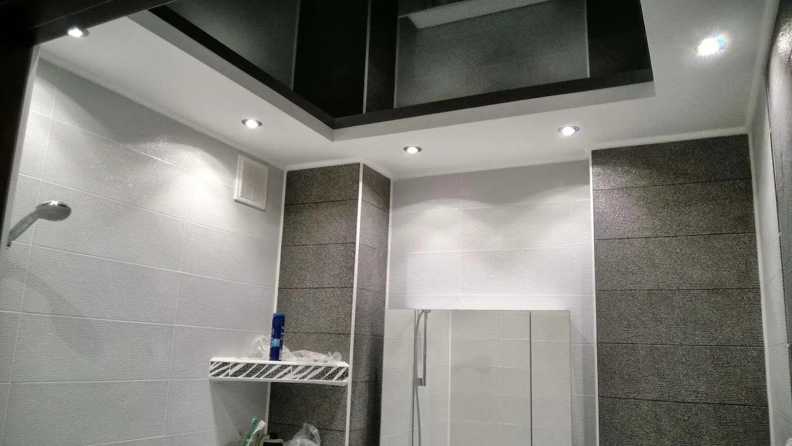 Белый потолок в ванной. Потолок в ванной. Двухуровневый потолок в ванной. Натяжной потолок в ванной. Потолок в ванную комнату.