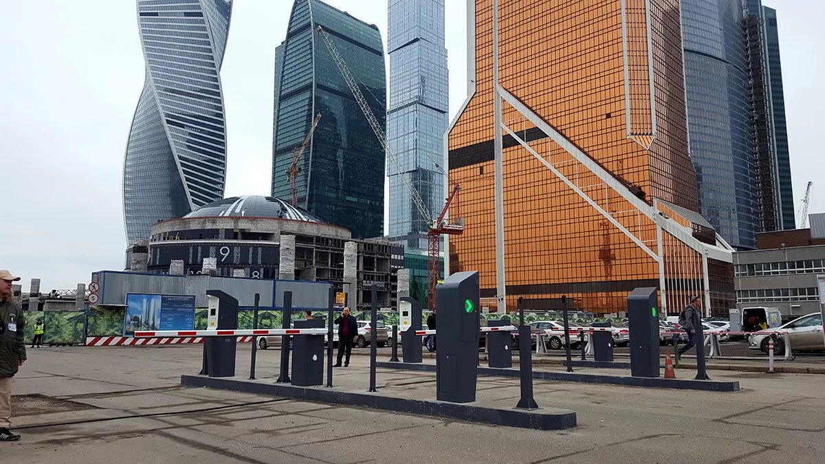 Афимолл сити, подземная парковка, москва. Наземная парковка в москва сити. Москва сити есть парковка. Москва сити есть парковка. Паркинг москва сити.