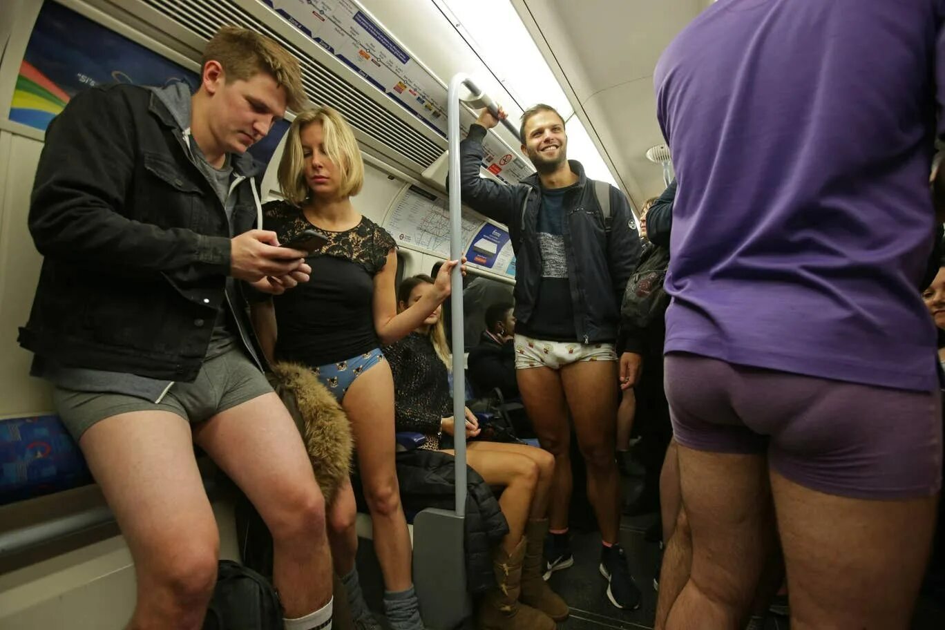 Мужчина без штанов. No Pants Subway Ride Москва. В метро без штанов. Девушка без штанов. Девицы без штанов.