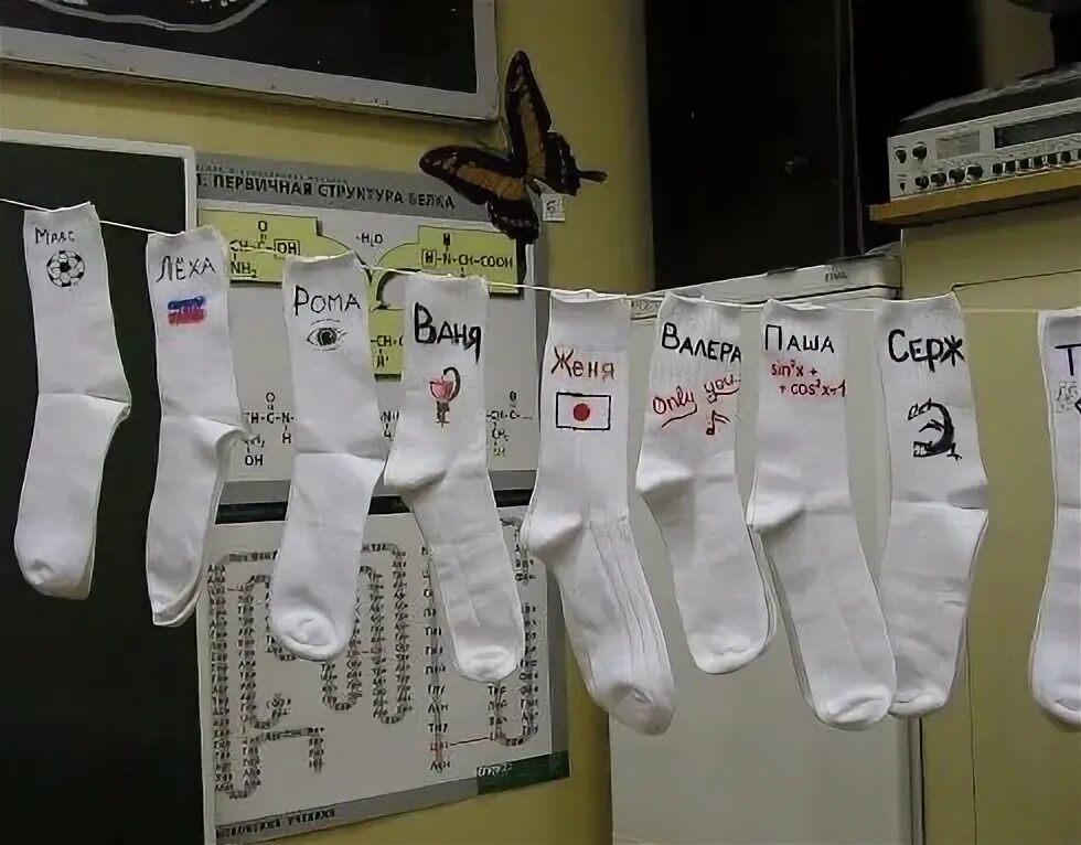 Сувениры на 23 февраля. Подарок на 23 февраля одноклассникам 6 класс. Идеи подарков на 23 февраля одноклассникам. Капкейки на 23 февраля. Подарок на 23 февраля танк из носков.