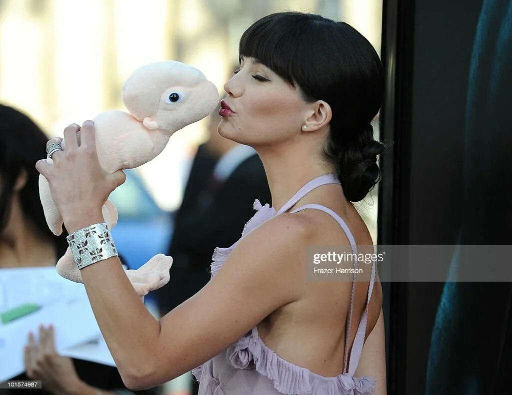 Химера дельфин. Химера фильм 2009. Химера дельфин. Химера фильм 2009. Дельфин шанеак химера гримм.