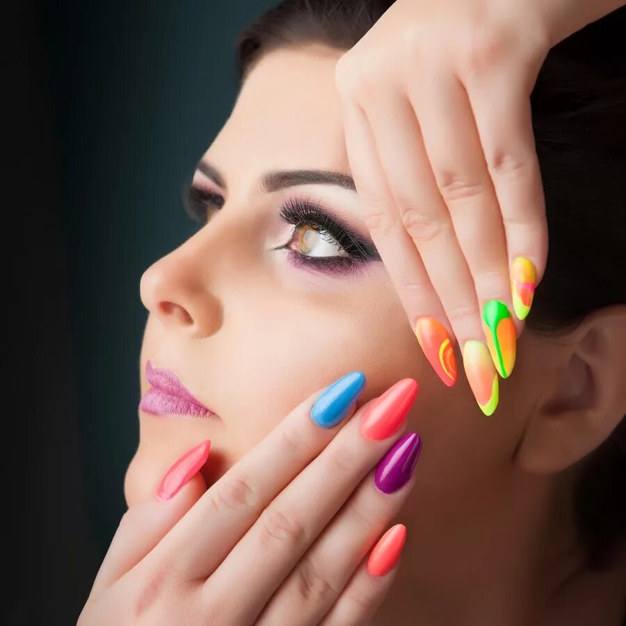 Брови педикюр. Nail индустрия. Маникюр педикюр брови. Твой маникюр. Модный маникюр в стиле художника.