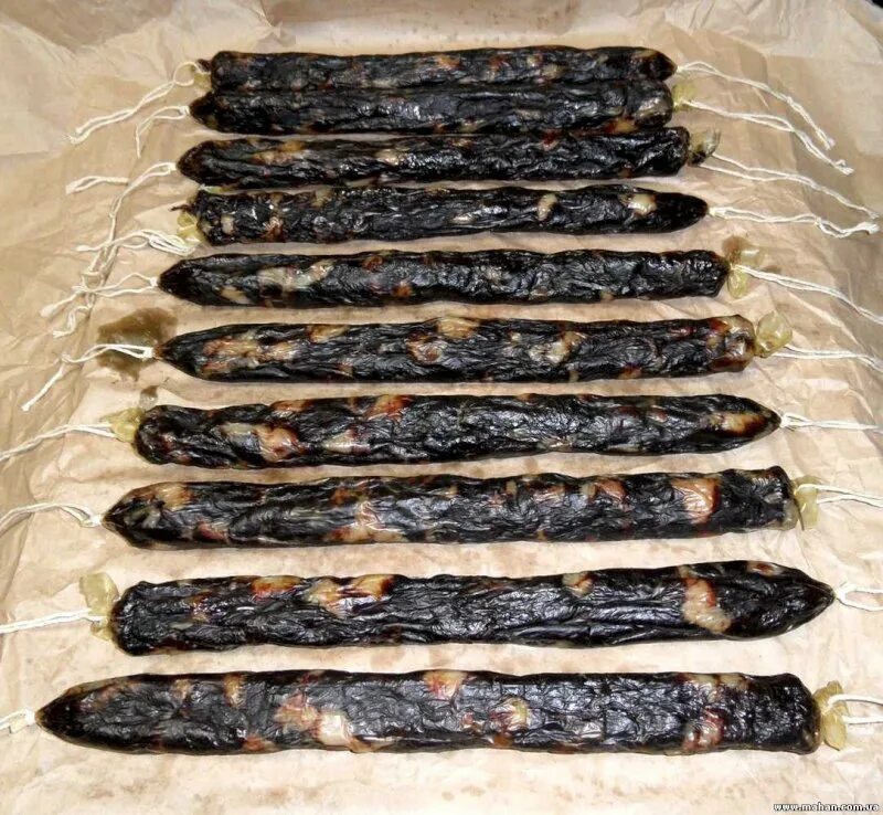 Колбаса казылык сыровяленая. Казы колбаса сыровяленая. Башкирский казылык из конины. Казы название. Башкирская конская колбаса казылык.