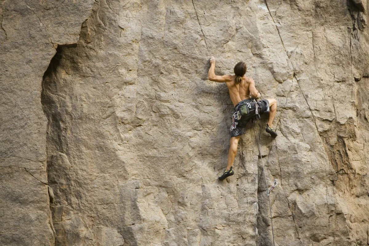 Лазить по горам. Люди лазают по горам. Лазать по скалам. Rock climber rock climber org ru