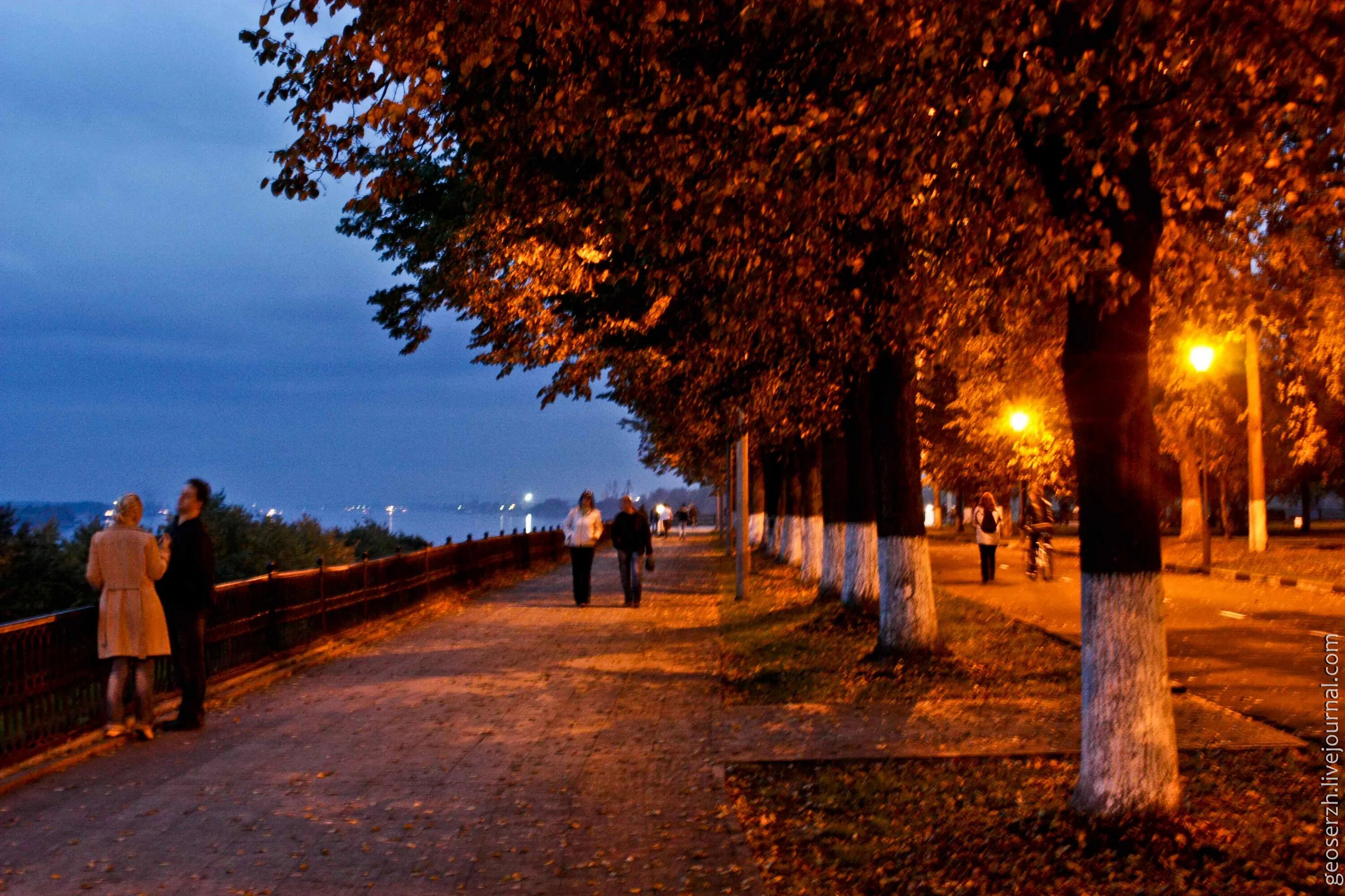 Ночной Ярославль осенью. Вечерняя прогулка в Ярославле. Осень в городе. Осенний город. Гулять на улице вечером