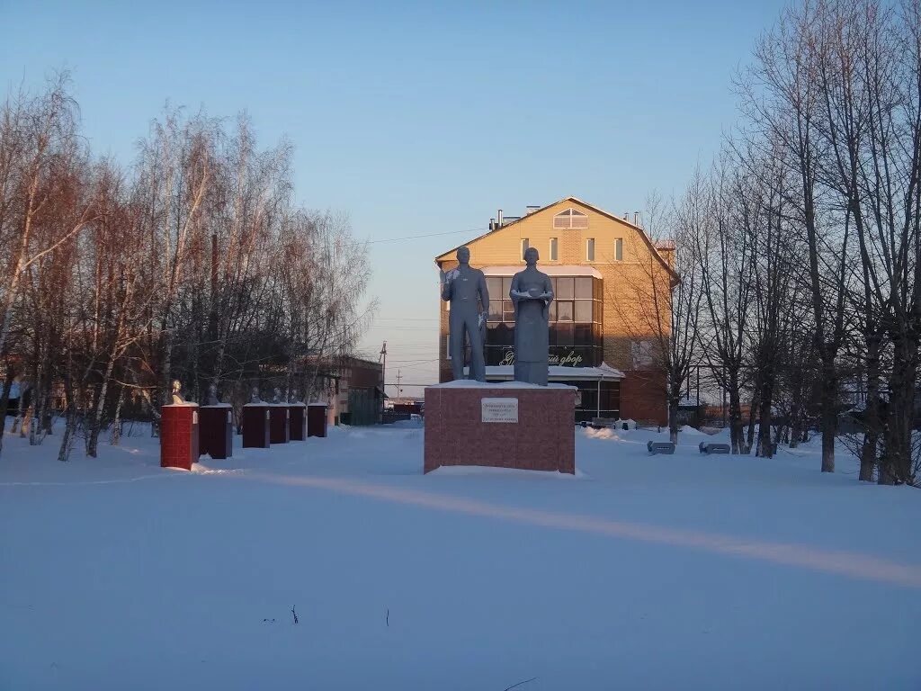 Город татарск какая. Татарск памятники. Фонтан Татарск НСО. Памятники города Татарска Новосибирской области. Мемориальный комплекс города Татарска.