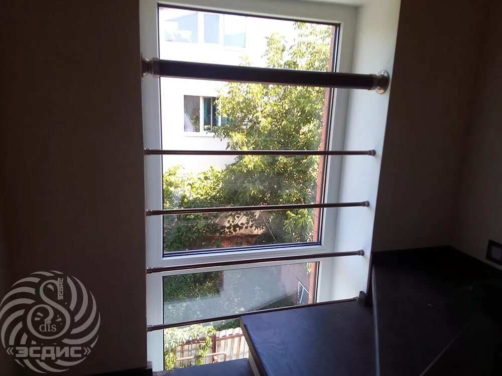 ограждения оконных проемов. ограждения для окон снаружи. ограждения на окна. ограждения на окна. хромированное ограждение на балкон.