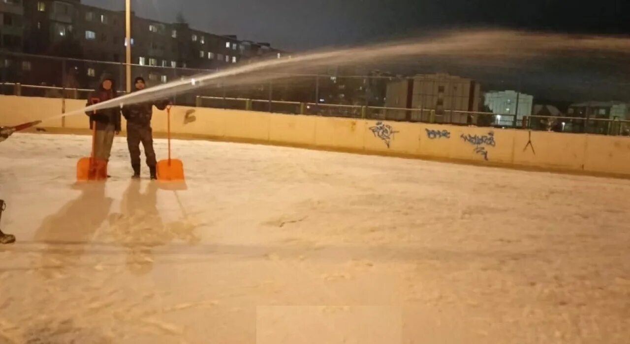Залили каток. Каток ватутинки. Поселок суйда фото зимой. Приспособление для заливки катка. Залили каток пивом.
