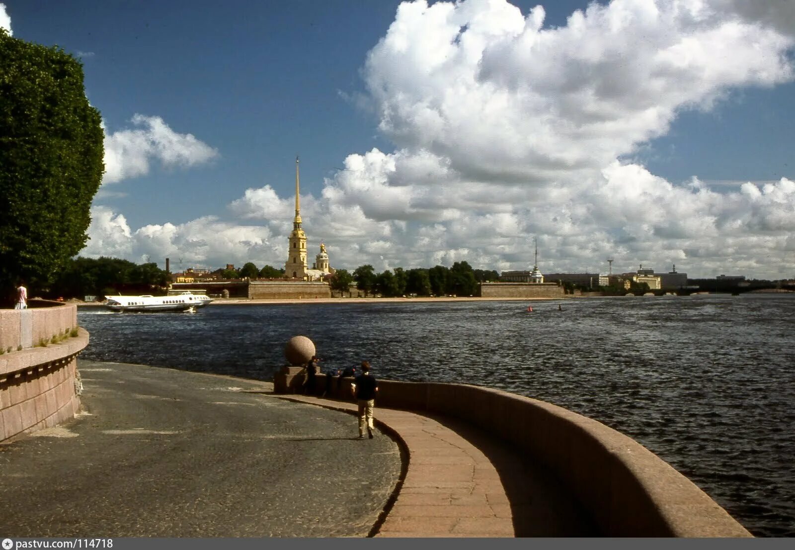 Петропавловская крепость с Васильевского острова. Набережная Петропавловской крепости. Стрелка Васильевского острова Санкт-Петербург. Набережная Васильевского острова. Васильевский остров ленинград