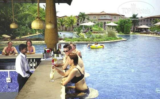44 Stunning Swimming Pool with Water Bar Design Ideas - realivin.net Luxury swim