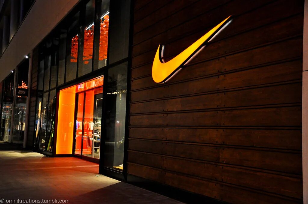 Найк работают. Nike stor. Nike shop. Nike Magazin Turkiya. Красивый магазин найк.