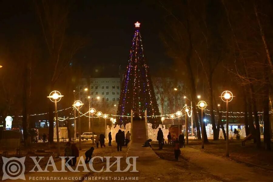 черногорский парк абакан зимой. абакан новогодняя елка черногорский парк. елка черногорский парк абакан. черногорский парк абакан. черногорский парк абакан ледяные горки.
