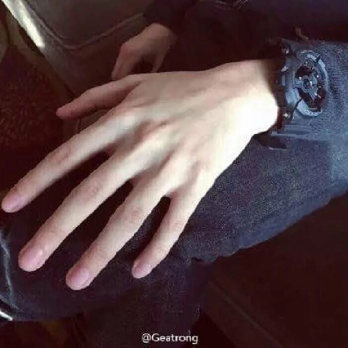 красивые пальцы. арахнодактилия паучьи пальцы эстетика. длинные тонкие пальцы. тонкие пальцы. красивые мужские руки с длинными пальцами.