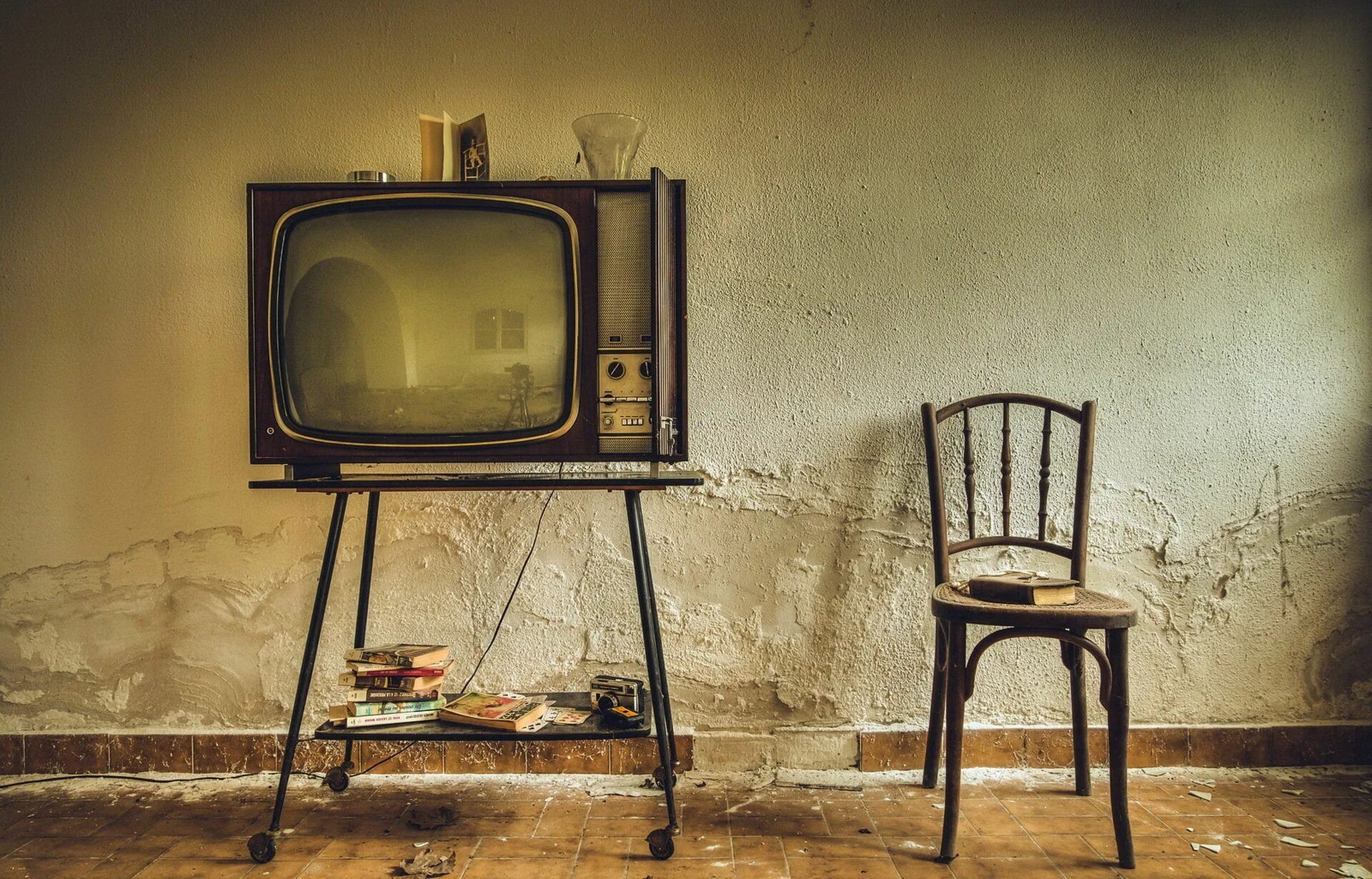 Первый бесплатный телевизор. Старинный телевизор. Ретро телевизор. Старый телевизор в интерьере. Старый телевизор на ножках.