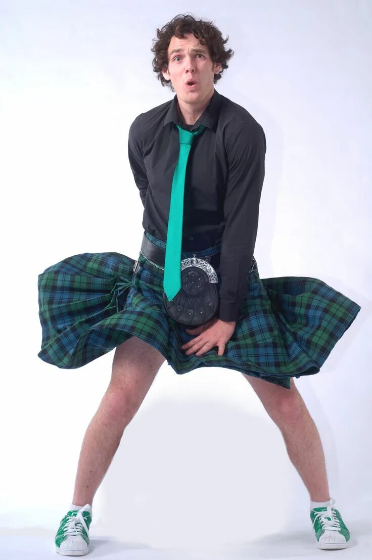 Парень в юбке 2. Парень в юбке 2. Конан грей в платье. Юбочки для мужчин. Мужчины в юбках стильно.