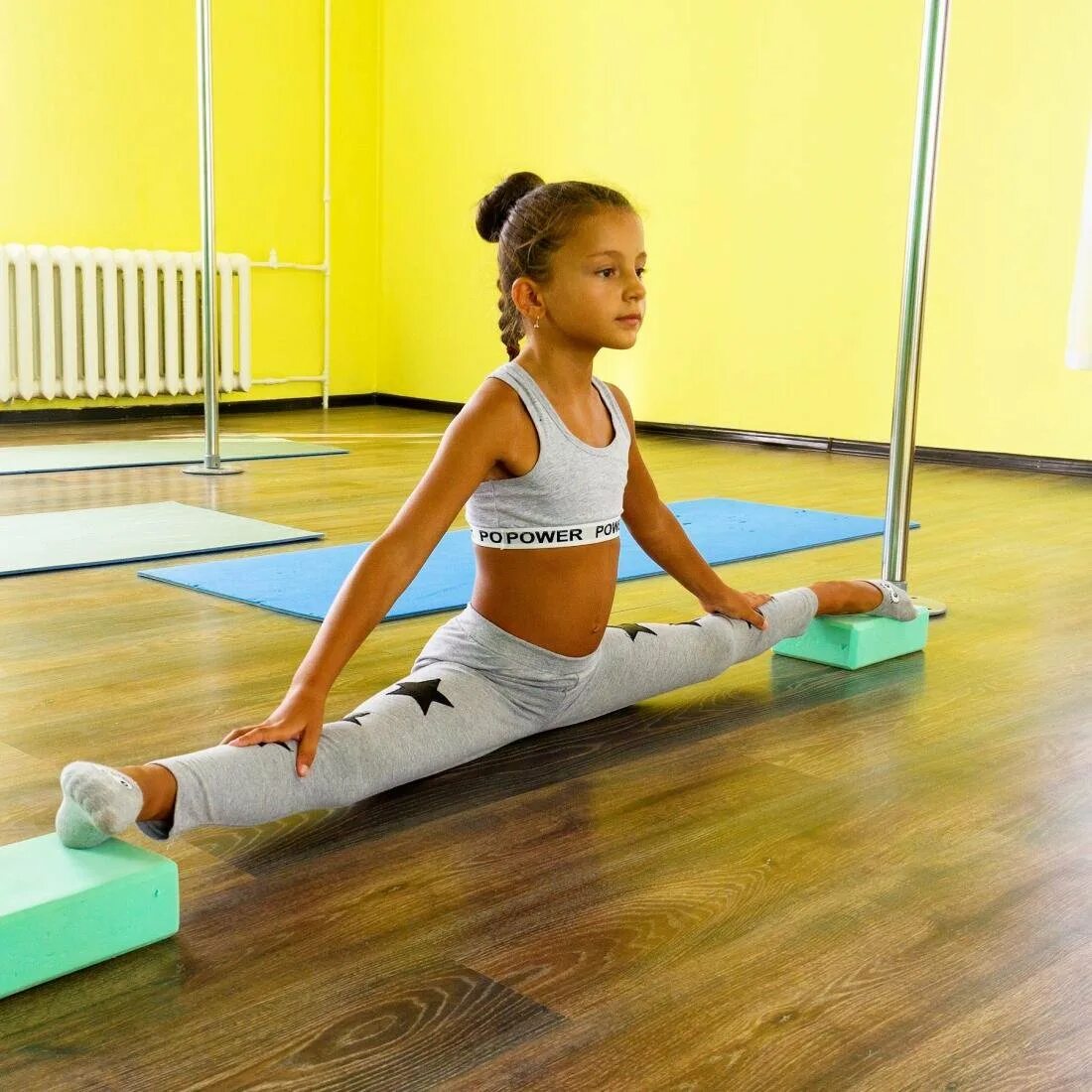 Спортивные девочки 12. Купальник mad wave lada junior. Гимнастика для девочек. Детские тренировки. Юниорские купальники mad wave lada.