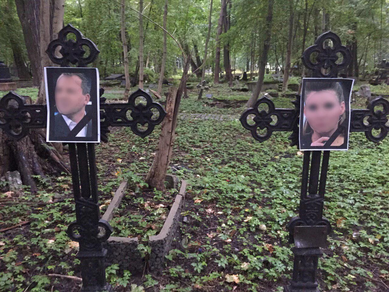 Семейные захоронения на кладбищах. Портреты на памятниках из гранита. Старообрядческий на могильные кресты. Старушка у могилы на кладбище. Кладбище благоустр благоустройство могилы.