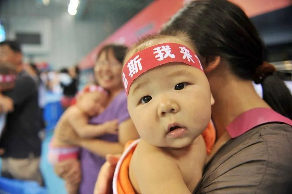 Младенец китаец. Хэ цзянькуй близнецы. Китайские новорожденные дети. 1 ребенок китай. Китайские новорожденные дети.