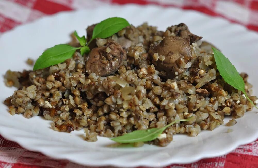 Печень с гречкой. Гречка с печенкой. Гречка с печенкой куриной. Гречневая каша с печенкой. Гречневая каша с печенью.