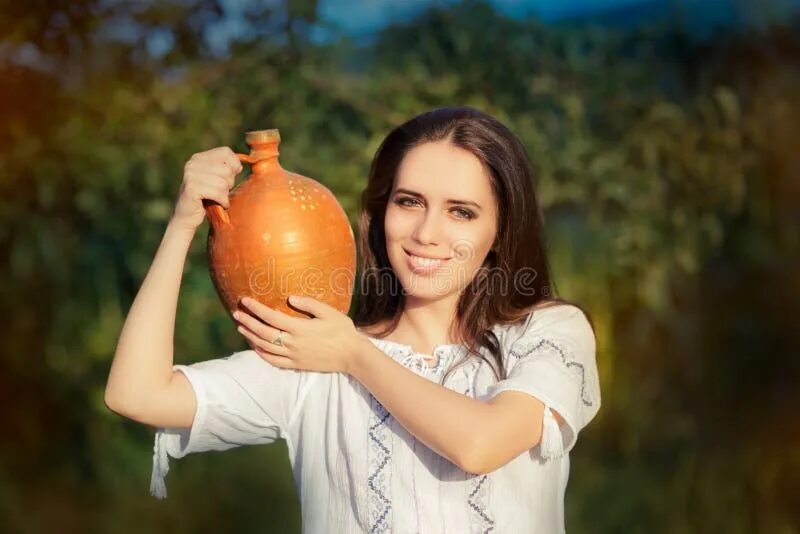 Держит кувшин. Рука держит кувшин. Держа кувшин. Девушка держит кувшин. Девушка с кувшином.