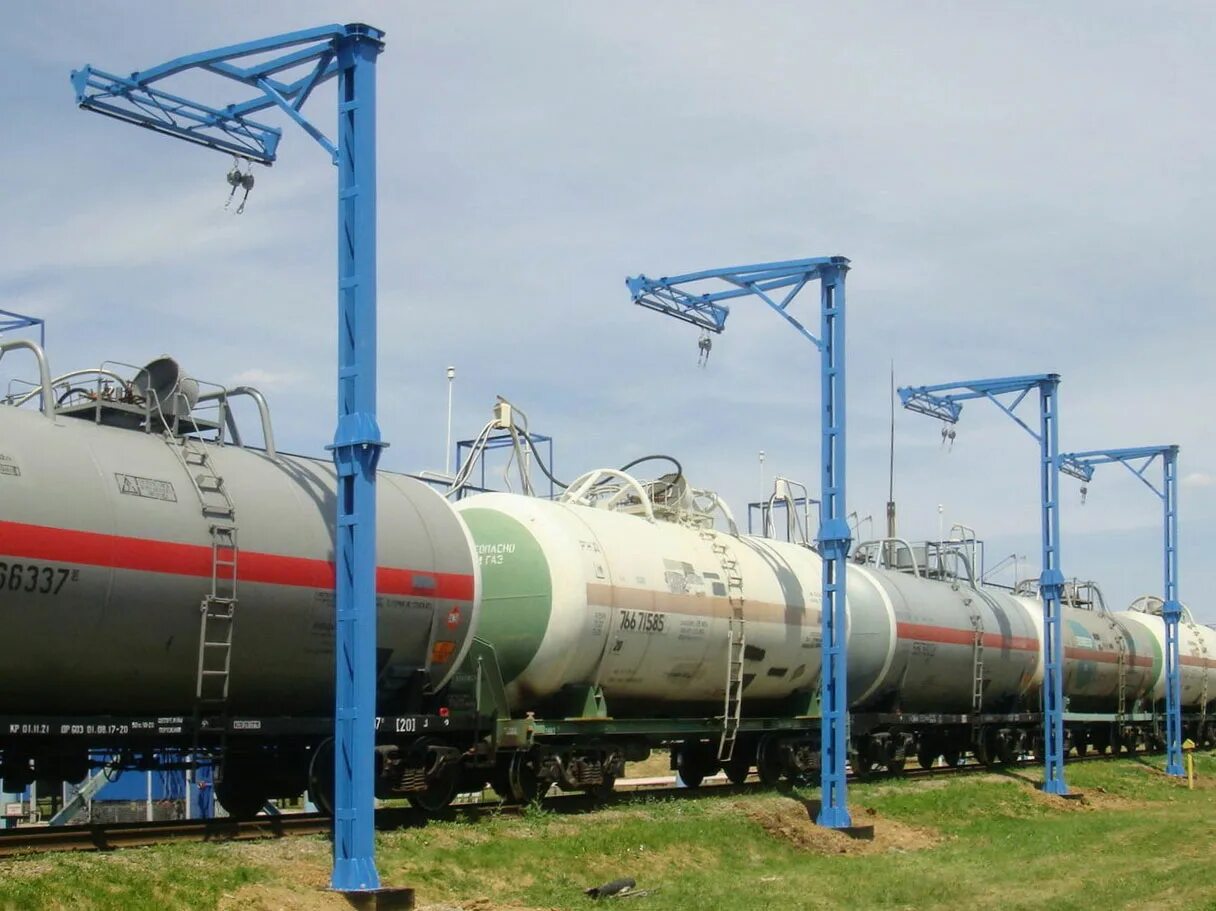 Налив нефтепродуктов жд. Автоцистерна чертеж. Жд цистерна 15-1597. Чувашия цистерны сеспель завод. Эстакада налива в автоцистерны.
