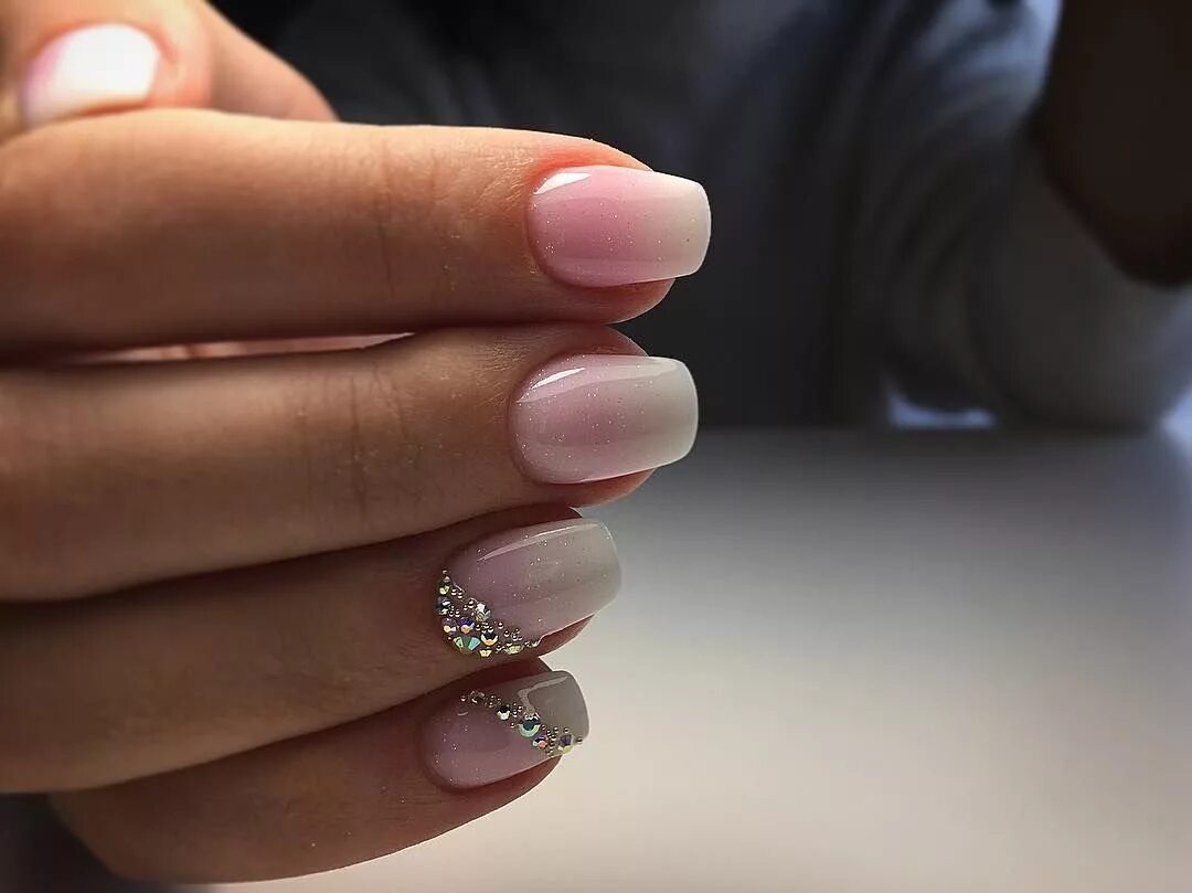 Нюдовый маникюр со стразой. Нюд со стразами. Нюдовый маникюр со стразой. Нюдовые ногти со стразами. Нюд со стразами.