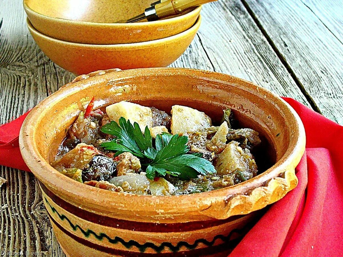 Мясо с картошкой в горшочке со сметаной. Ковурма в горшочках. турли тава. мясо в горшочках. мясное блюдо в горшочке.