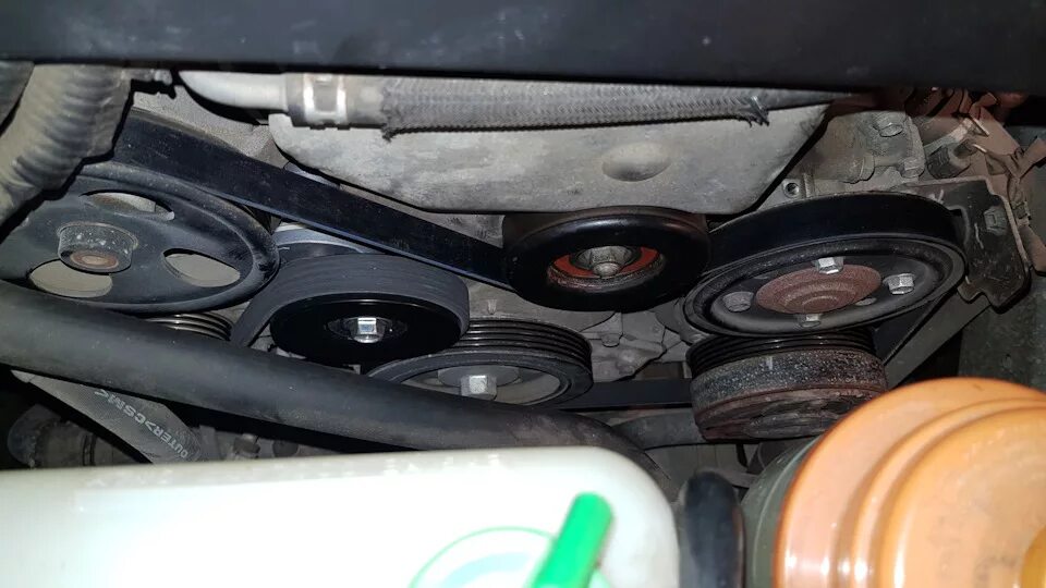 Натяжной ролик гранд витара 2. Замена паразитного ролика сервисного ремня ford maverick 2. Ролик обводной j20 гранд витара 2. 4. Ремень suzuki grand vitara 2.
