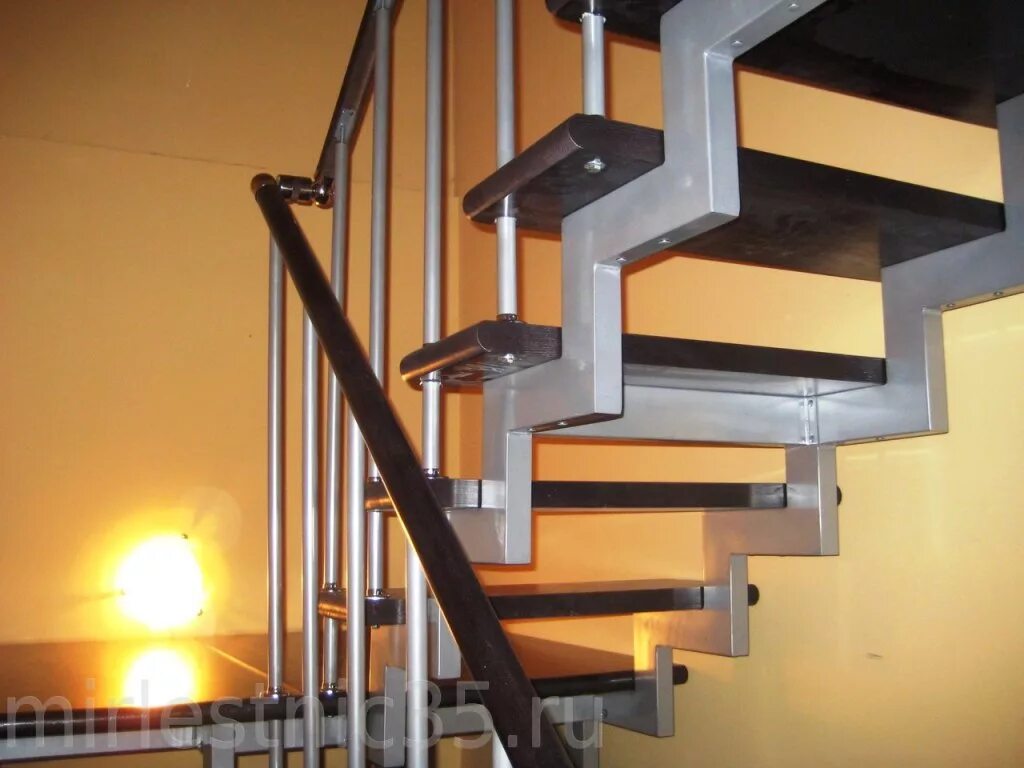 Профильная лестница на второй этаж. Модульная лестница Элегант. Ступени косоур из профильной трубы 40 40. Лестница Элегант поворотная 90 градусов. Лестница металл из трубы 80на40.