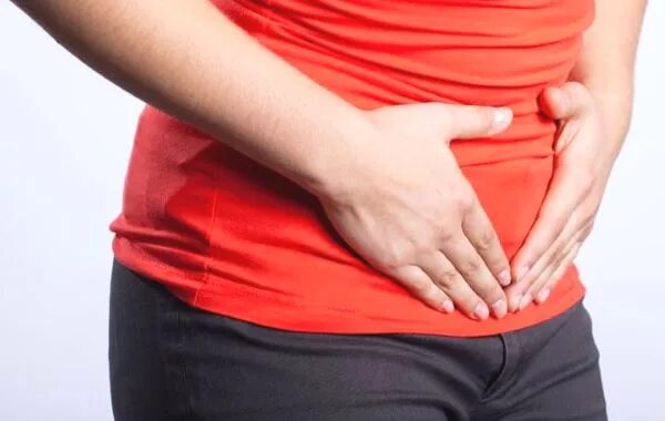 Грелка на живот. Боль во время месячных. Болит живот примемячных. Болит живот при месячных. Что делать при болезненных месячных.