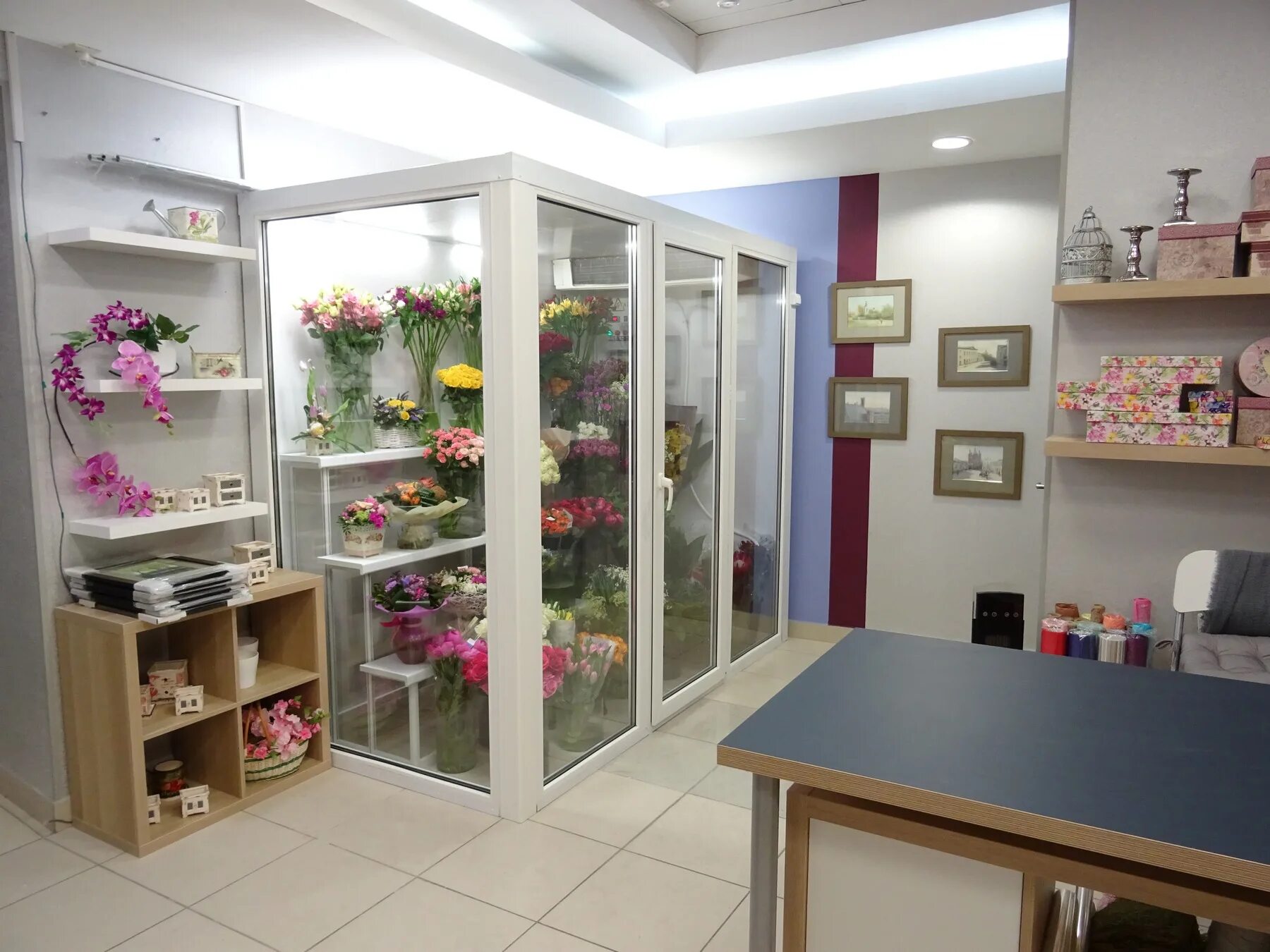 Оборудование для магазина цветов. Интерьер цветочного магазина. Интерьер цветочного салона. Витрина цветочного магазина.