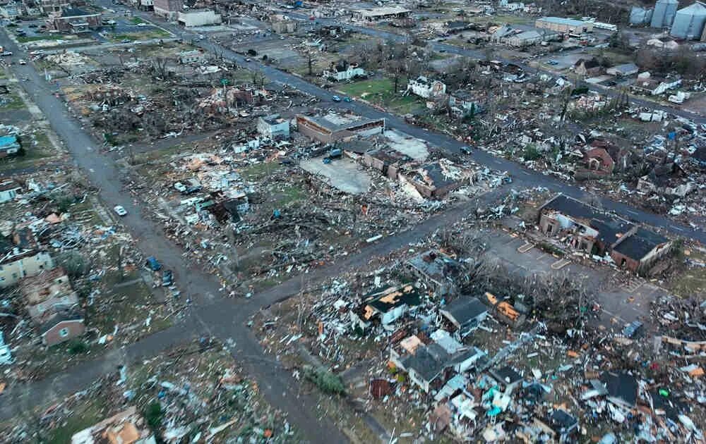 Последствия урагана смерча. Разрушения от Торнадо в США. Торнадо в США 11 декабря 2021.