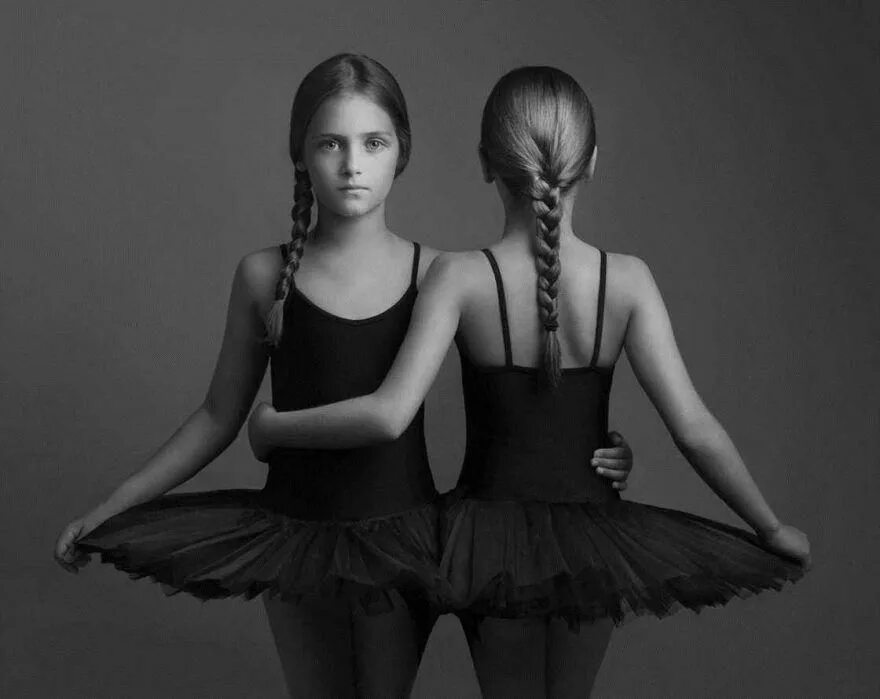 Две черные близняшки. Две балерины. Чёрно-белые Близнецы. Близняшки черная и белая. Две девушки черная и белая.