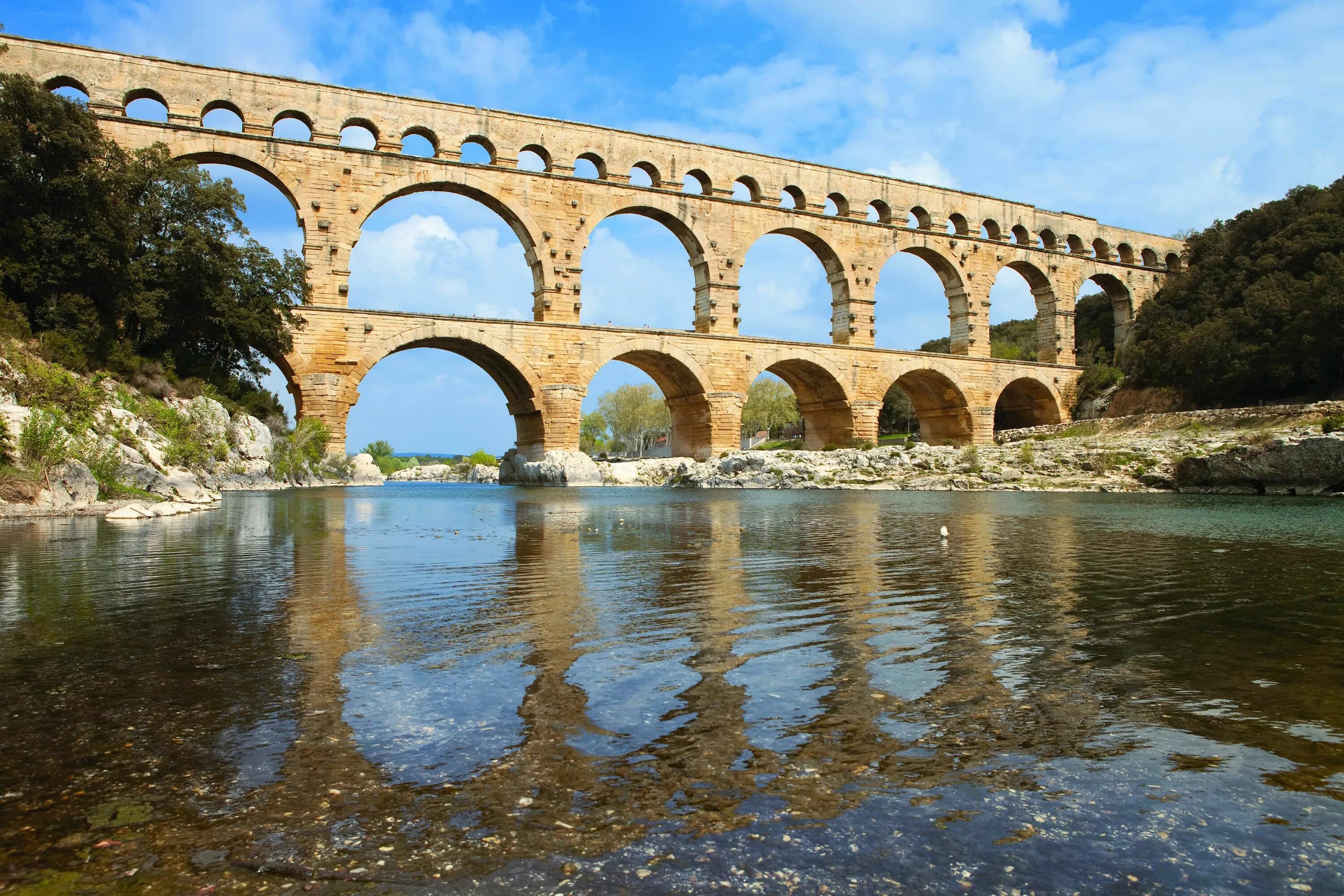 Пон вид. Пон-дю-гар Франция. Пон-дю-гар во Франции. Римский акведук. Акведук Пон дю-гар на юге Франции. Акведуки древнего Рима Пон дю гар.