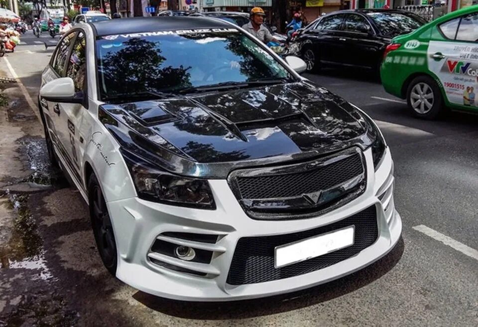 Тюнинг бамперов шевроле. Chevrolet Cruze Tuning. Обвес Шевроле Круз “Lingye Sport”. Капот Шевроле Круз тюн. Тюнингованный капот на Шевроле Круз.