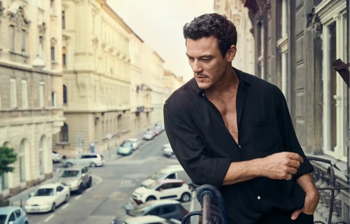 Люк эванс личная жизнь. Люк Эванс. Люк Эванс Luke Evans. Люк Эванс фотосессии. Люк Эванс 2003.