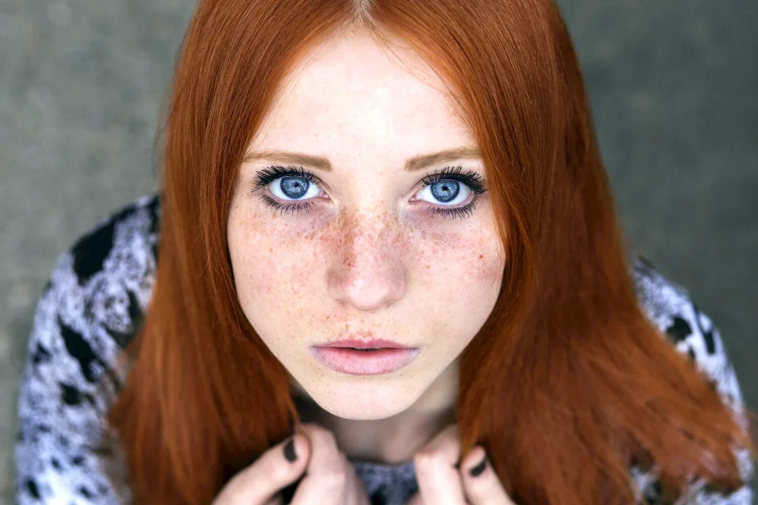Веснушки зеленые глаза. Веснушки зеленые глаза. Ясита редхед. Веснушки зеленые глаза. Рыжая с веснушками зеленые глаза.