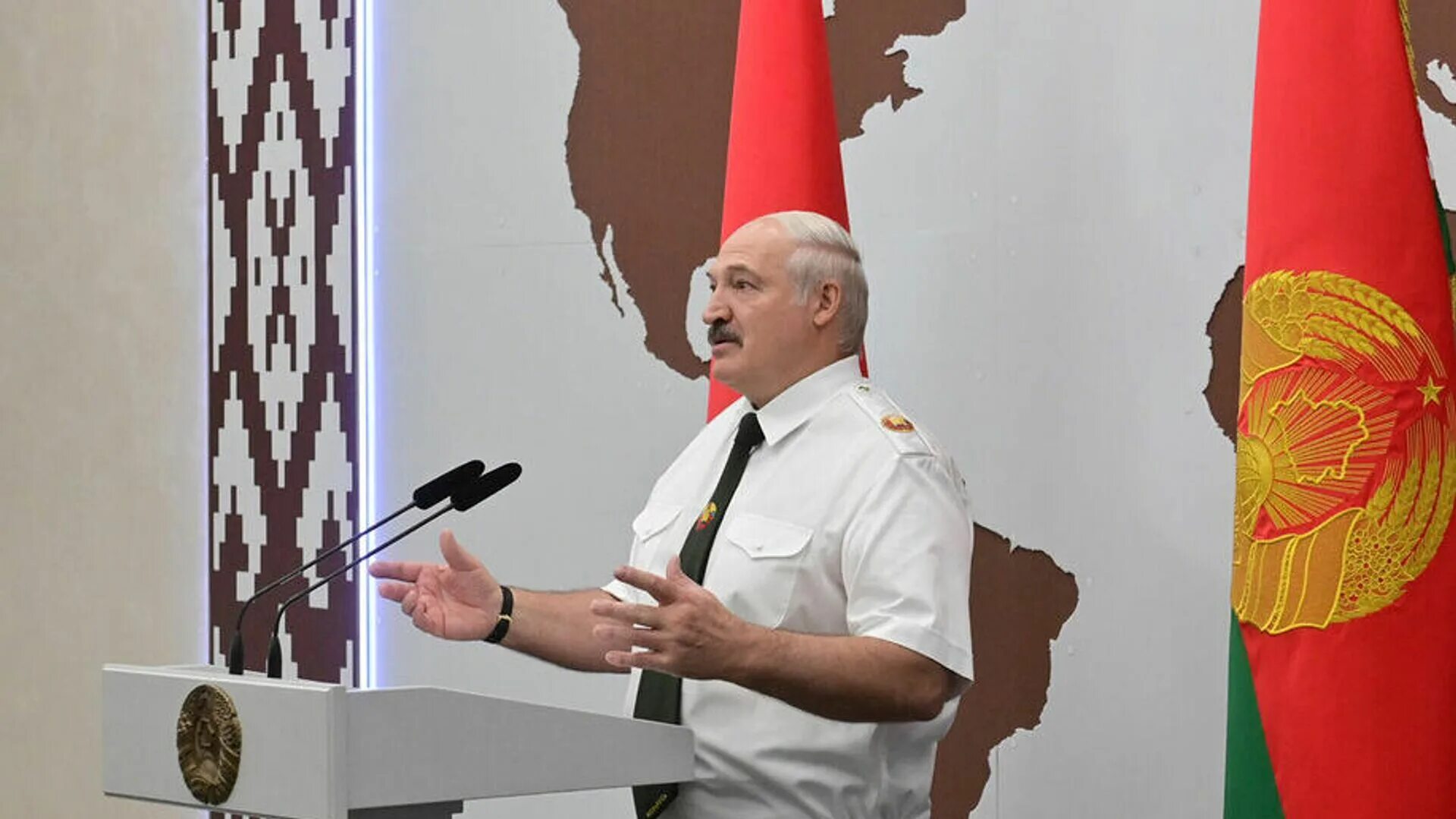 Какую награду получил лукашенко. Лукашенко награждает. лукашенко вручил награды. противники лукашенко.
