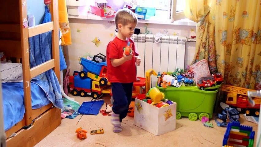 Прибирать комнату. Ребенок убирает игрушки. Ребенок собирает игрушки. Дети убирают игрушки в детском.