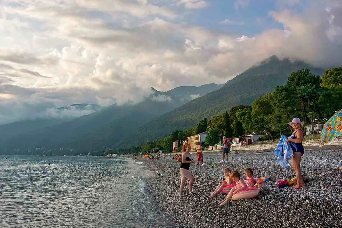 Куда лучше отдыхать в абхазии. Пляж Гагра Абхазия 2020. Сочи пляж Гагра. Пляж Гагра Абхазия 2021. Гагра Абхазия 2022.