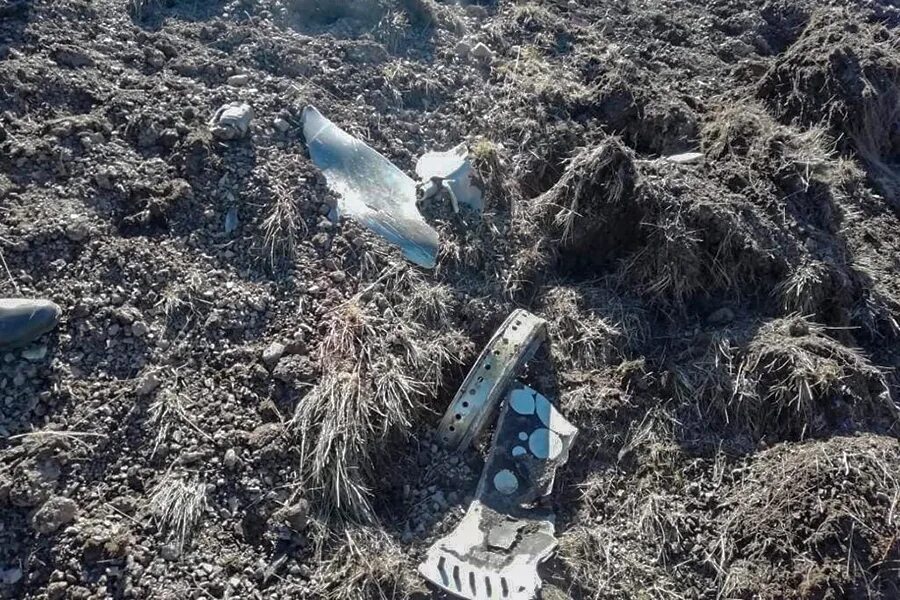 Где упала ракета в курске. Упавшая ракета в селе. Воронка от снаряда в поле. Воронки от снарядов в деревне.