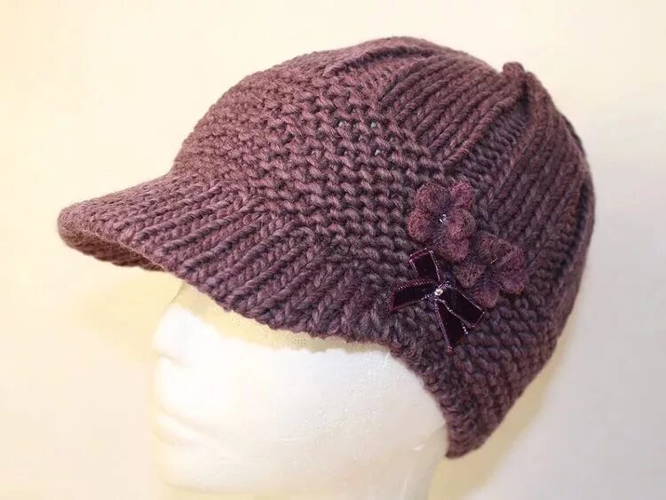 Шапка с козырьком спицами. Вязаная шапочка с козырьком. шапка с козырьком женская спицами. вязаная кепка с козырьком женская спицами.