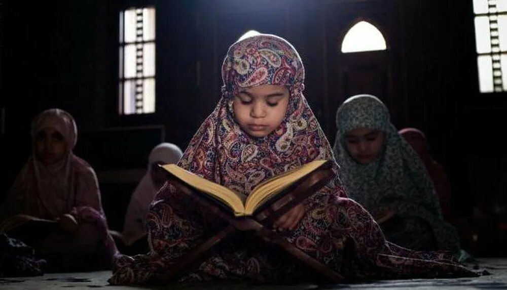 Целоваться во время уразы. Мусульманка с ребенком. Детям о Коране. Quran Kids. Islamic children.