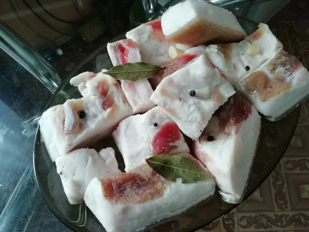 Сало в рассоле с сахаром. Сало в рассоле с сахаром. Нарезанное сало. Сало в рассоле горячим. Сало соленое.
